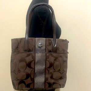 Pre-loved Coach signature hand bag. This bag is beautiful.